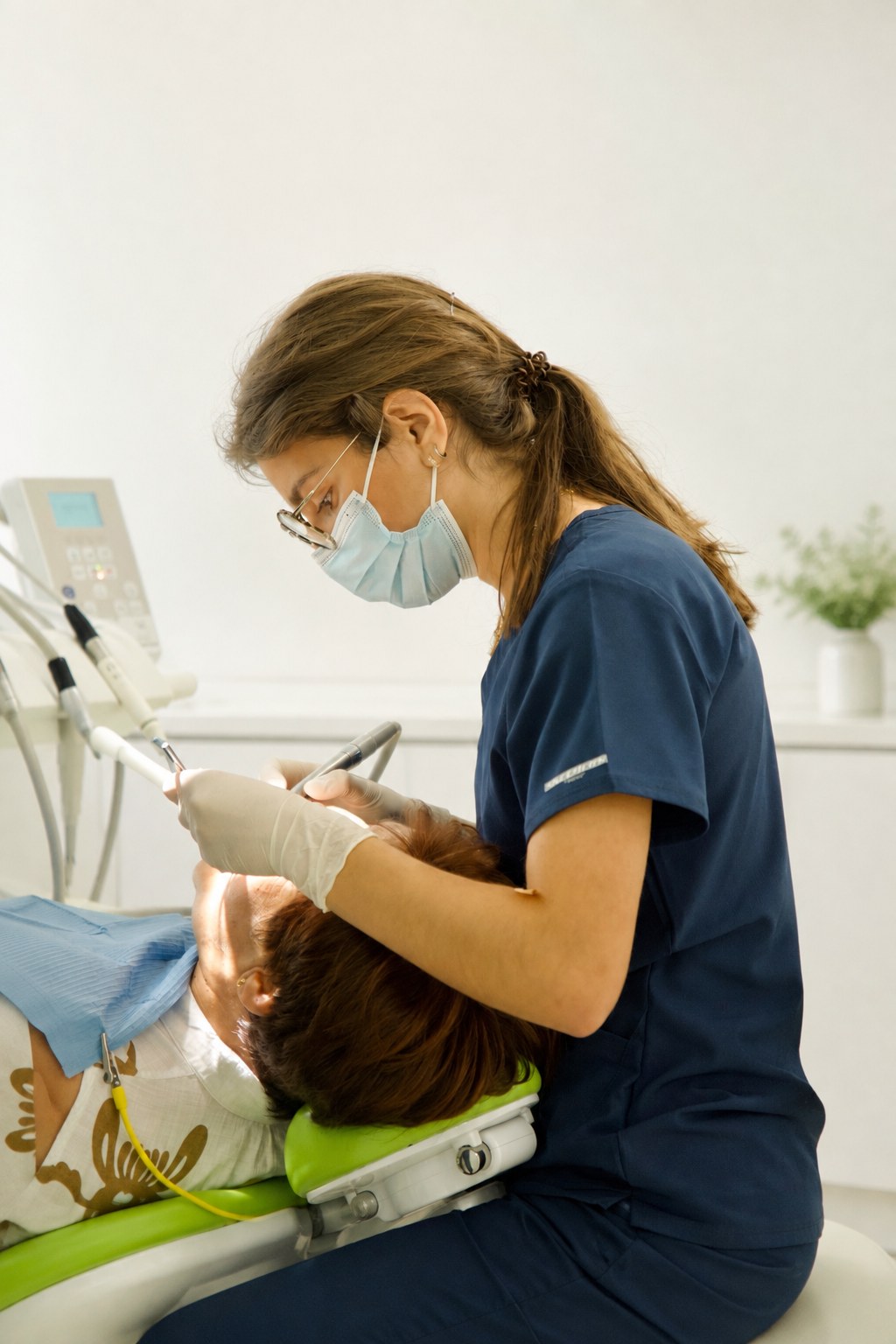 Modelo de implante dentário apresentado durante uma consulta de implantologia em Leiria